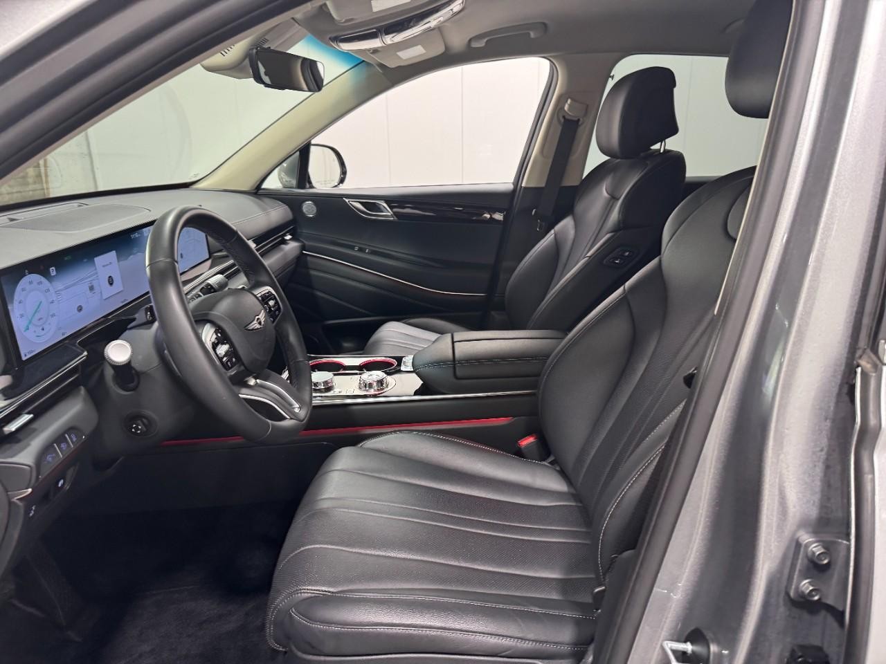 Genesis GV80 Vehicle Full-screen Gallery Image 23