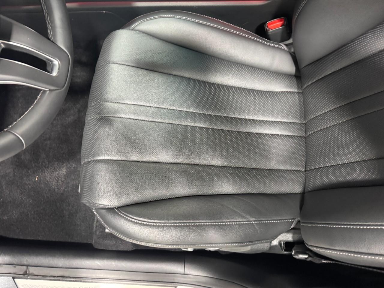 Genesis GV80 Vehicle Full-screen Gallery Image 24