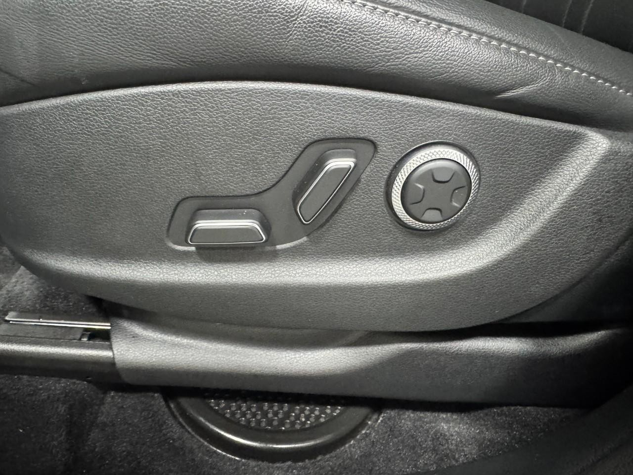 Genesis GV80 Vehicle Full-screen Gallery Image 25