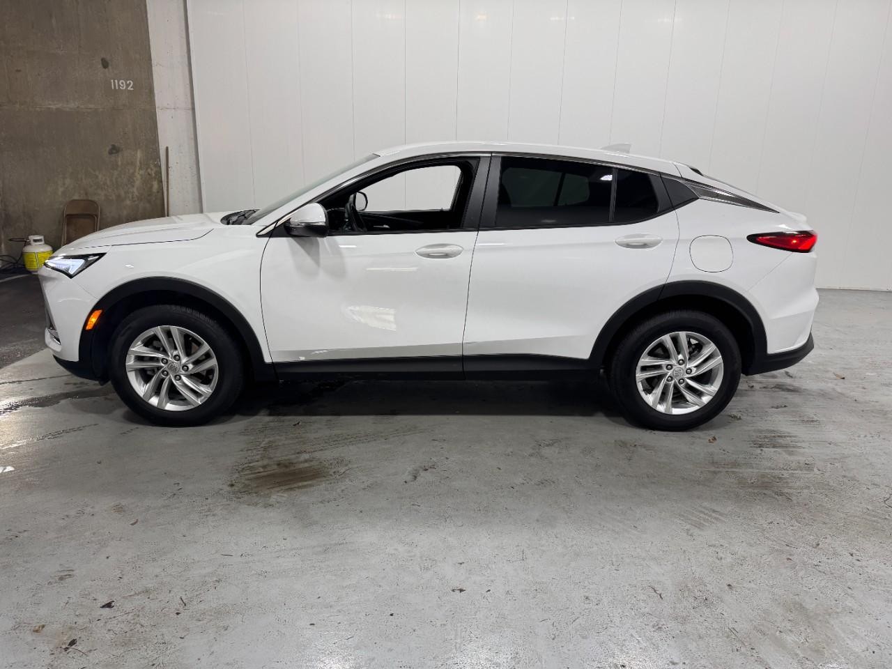 Buick Envista Vehicle Full-screen Gallery Image 2