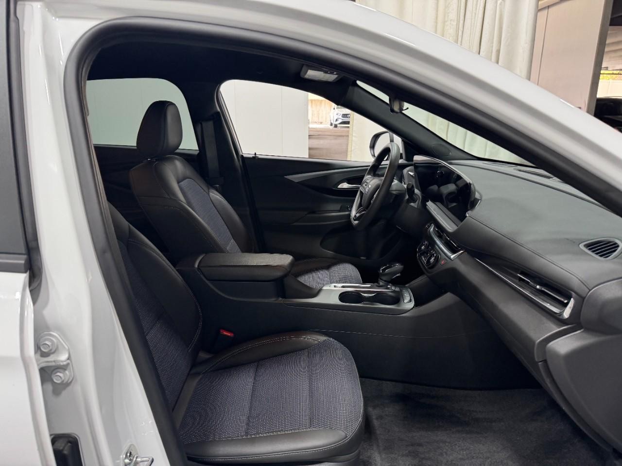 Buick Envista Vehicle Full-screen Gallery Image 17