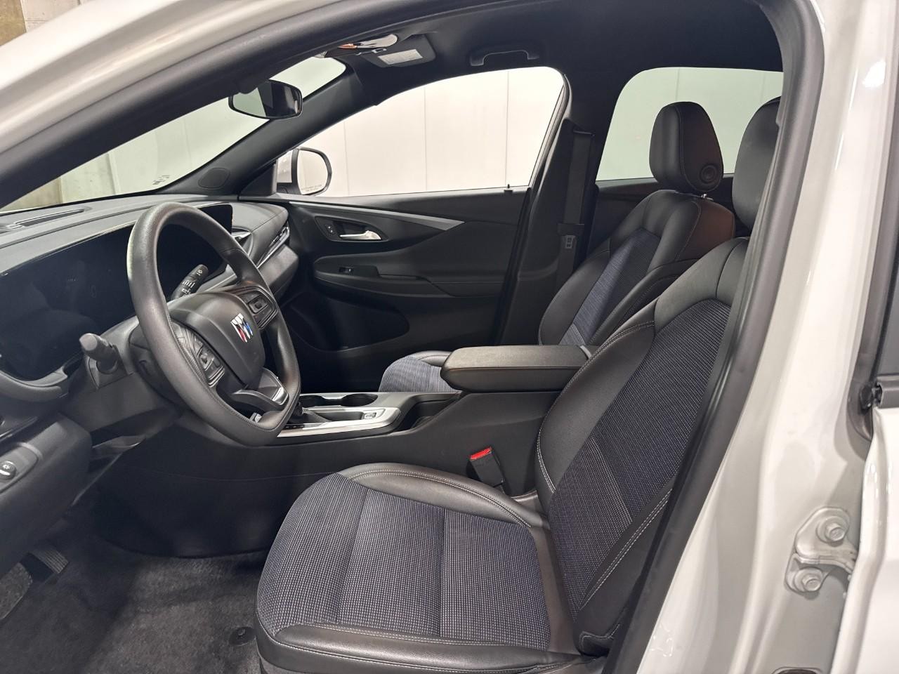 Buick Envista Vehicle Full-screen Gallery Image 24