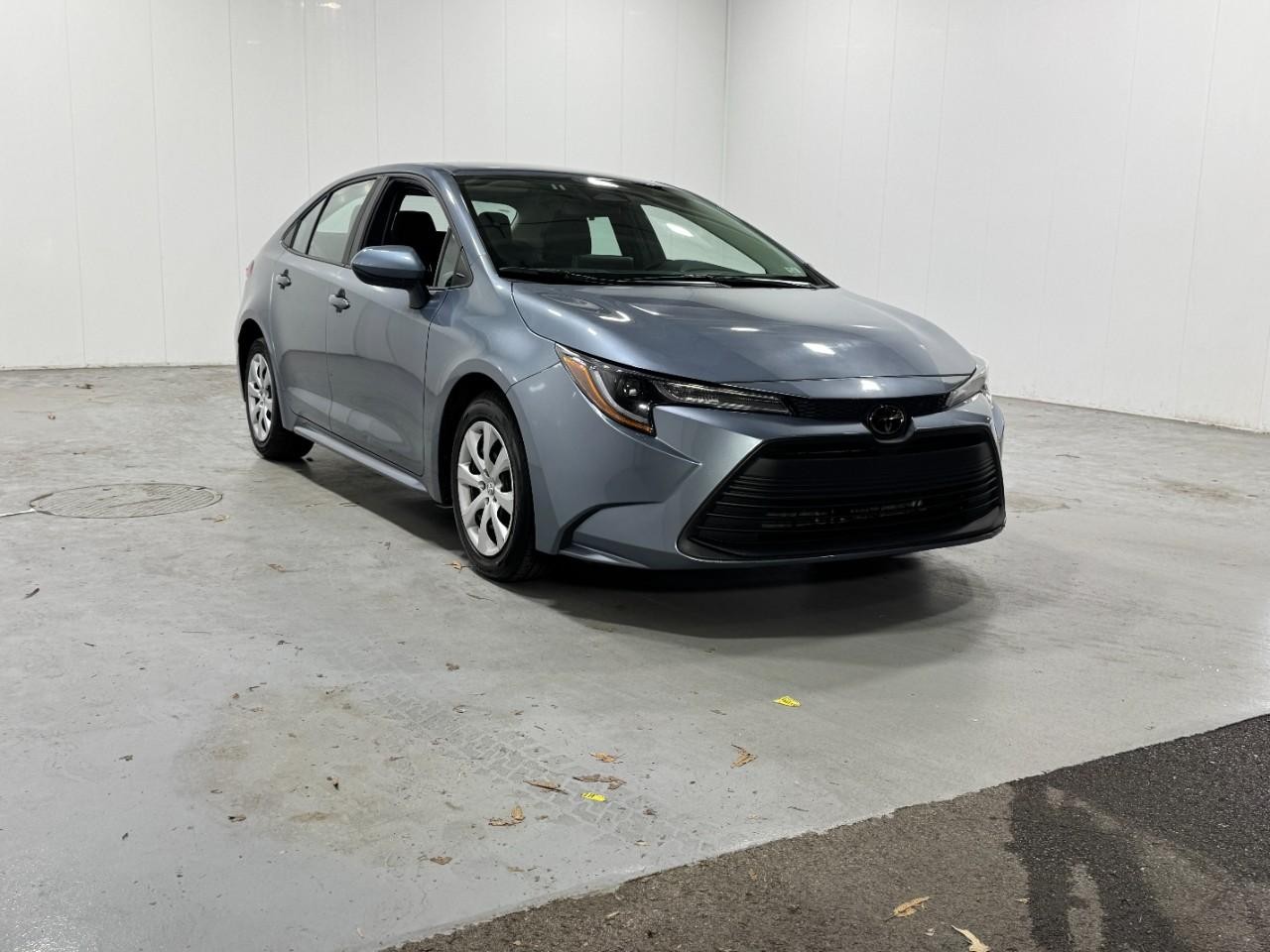 Toyota Corolla Vehicle Full-screen Gallery Image 6