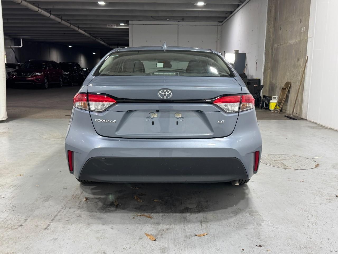 Toyota Corolla Vehicle Full-screen Gallery Image 9