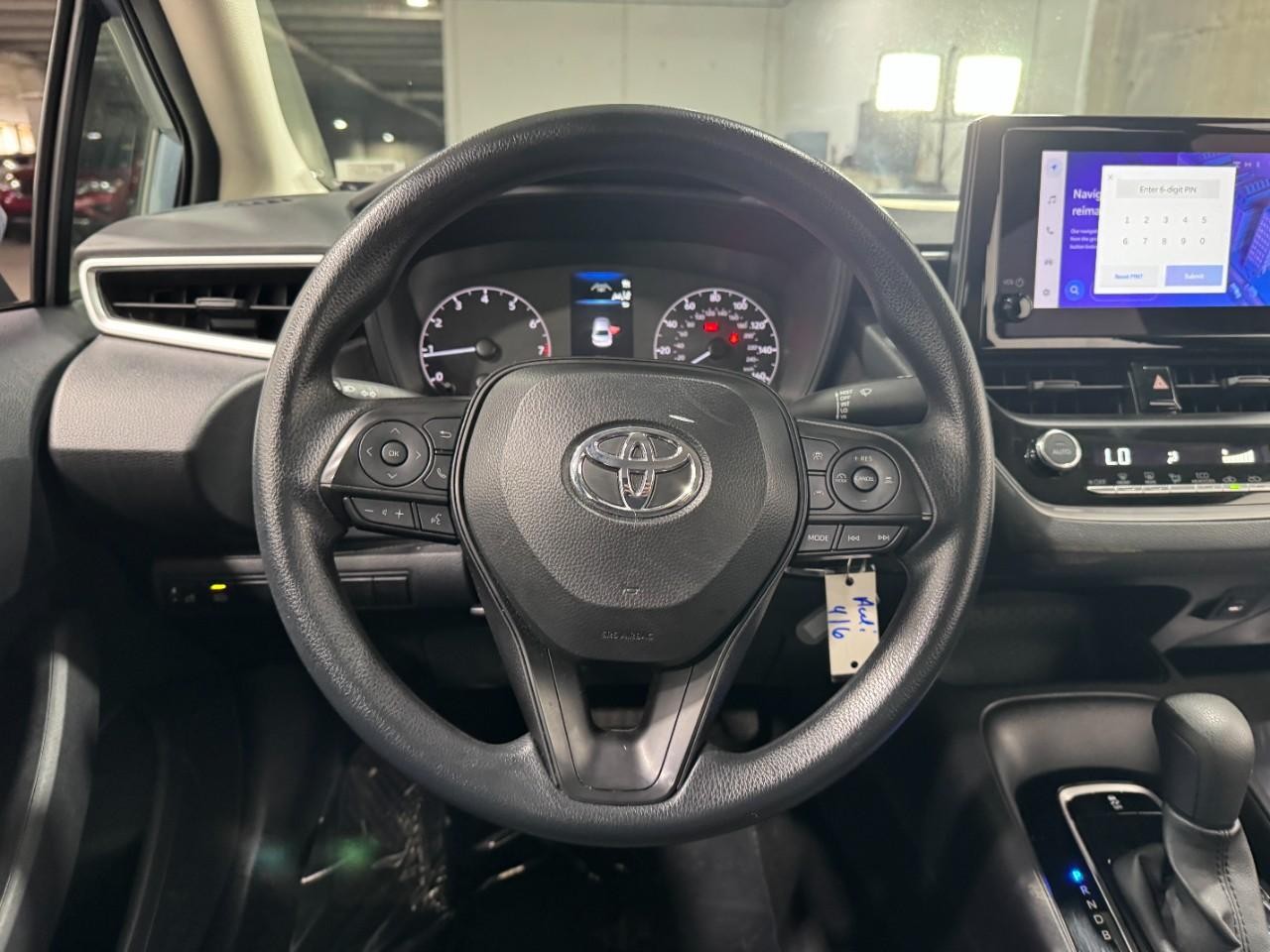 Toyota Corolla Vehicle Full-screen Gallery Image 12