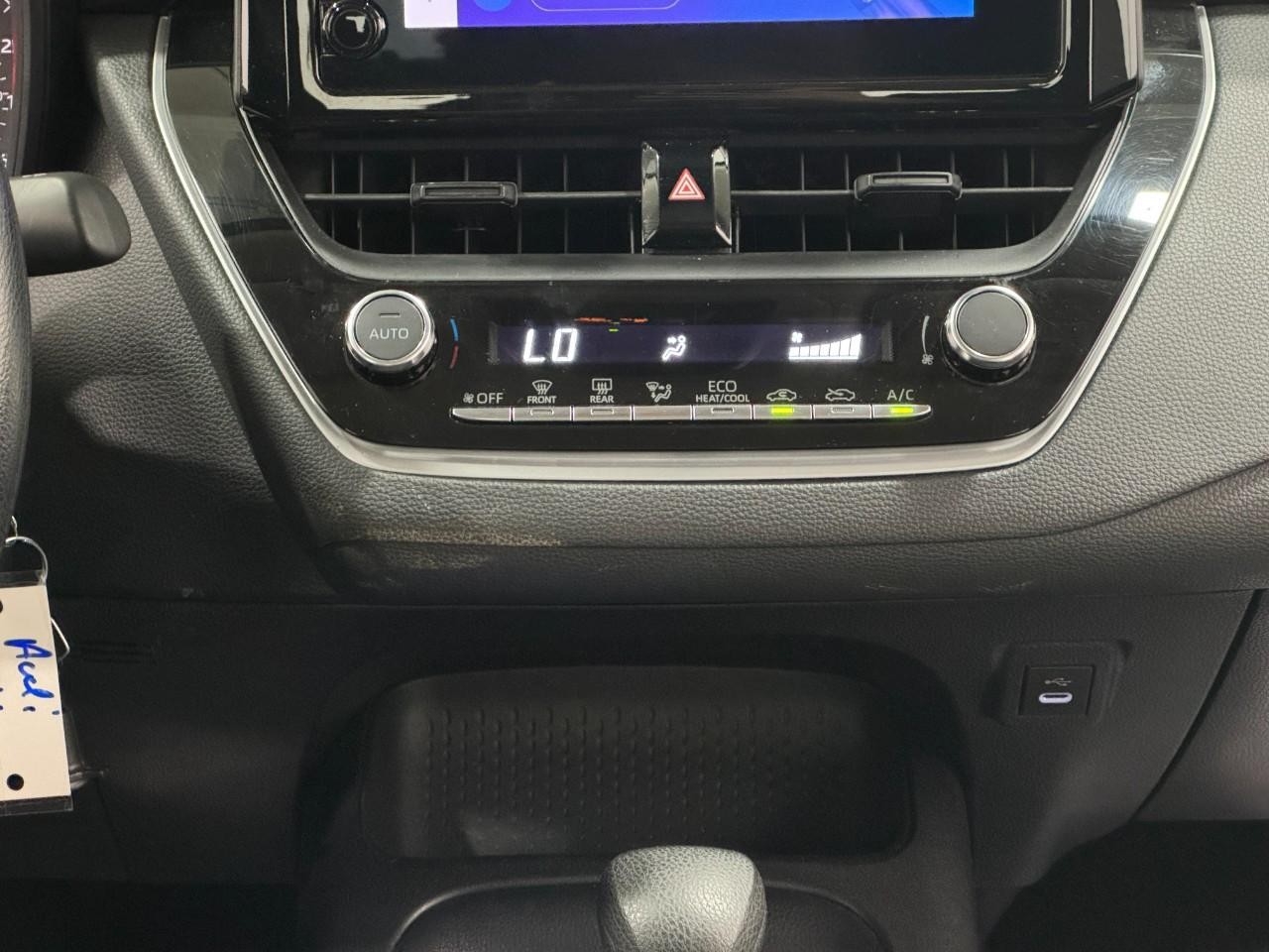 Toyota Corolla Vehicle Full-screen Gallery Image 14
