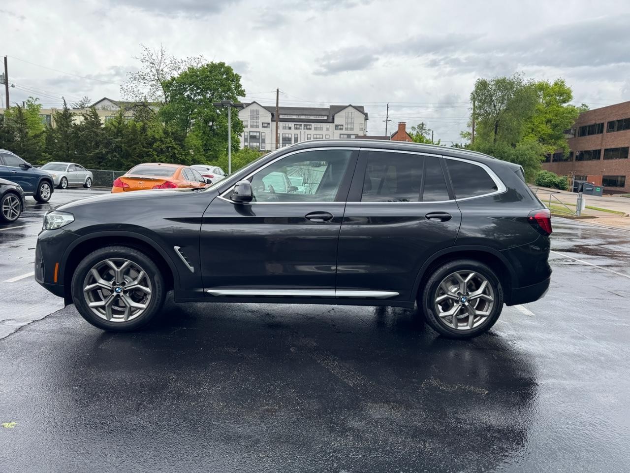 BMW X3 Vehicle Full-screen Gallery Image 2