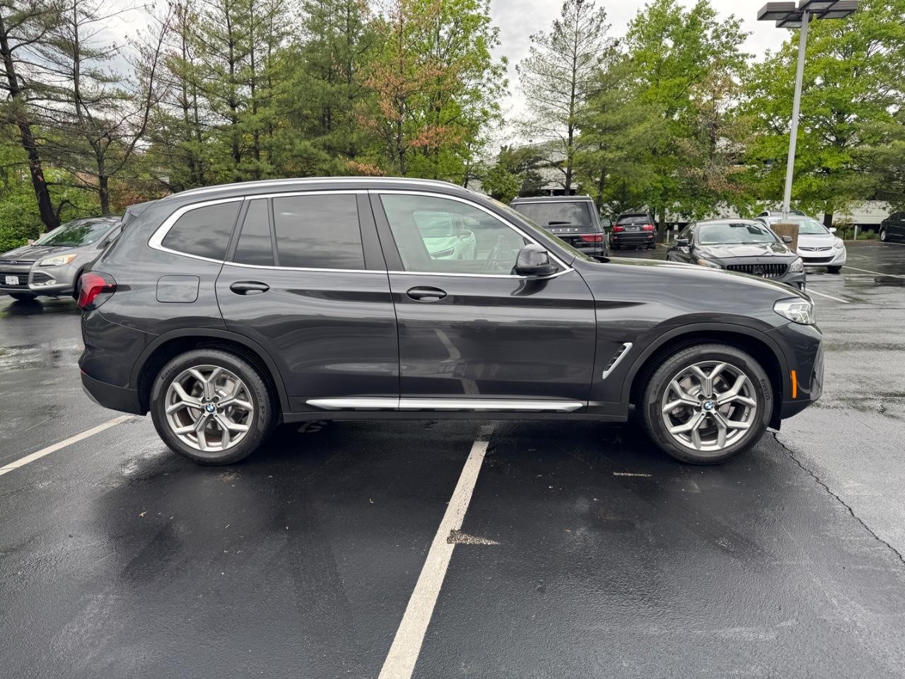 BMW X3 Vehicle Full-screen Gallery Image 10
