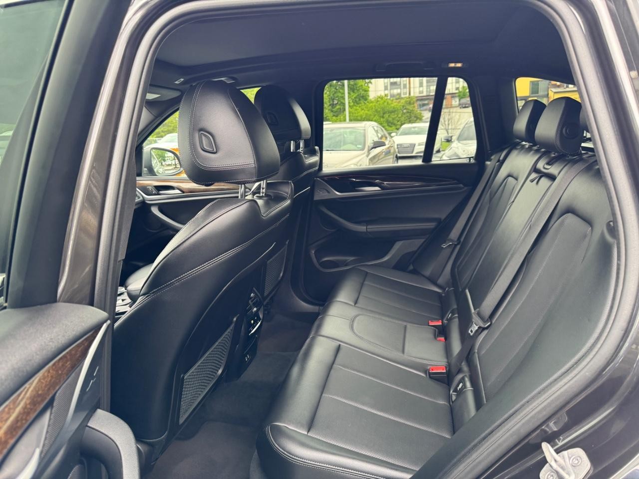 BMW X3 Vehicle Full-screen Gallery Image 12