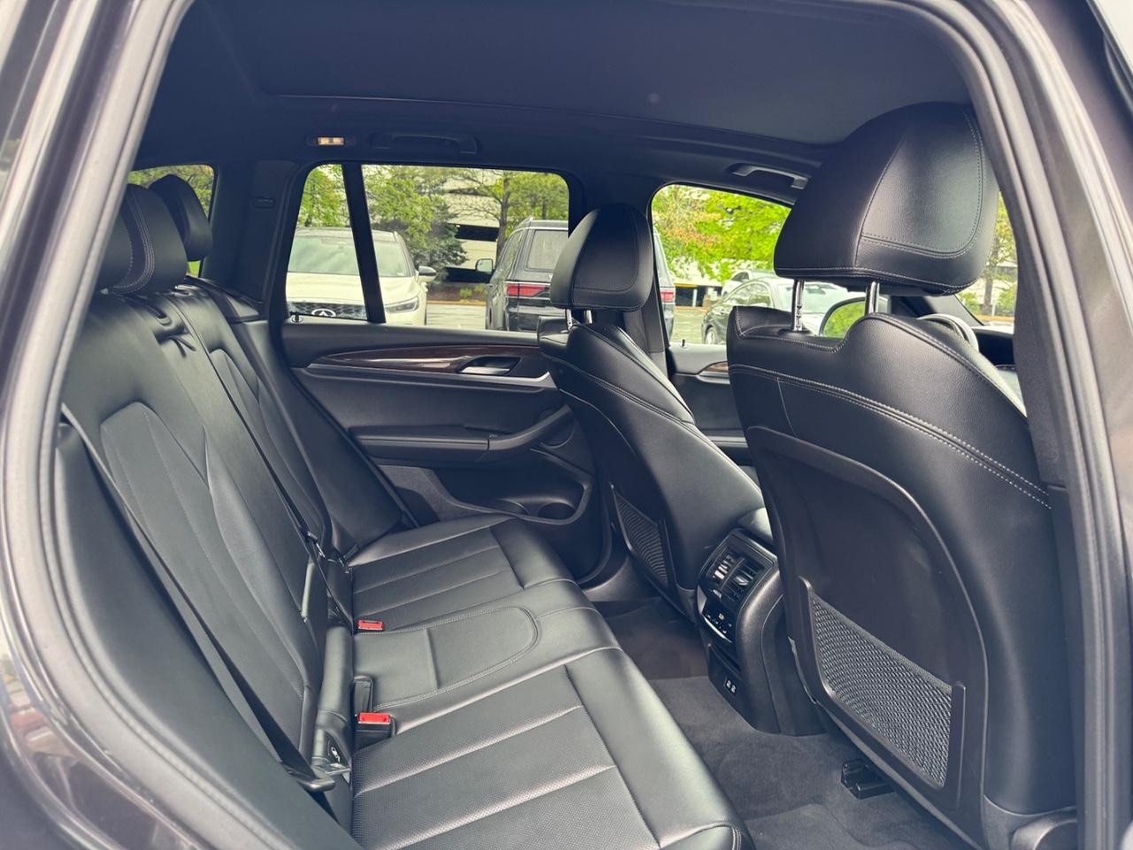 BMW X3 Vehicle Full-screen Gallery Image 16