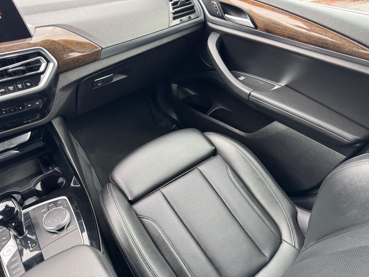BMW X3 Vehicle Full-screen Gallery Image 17