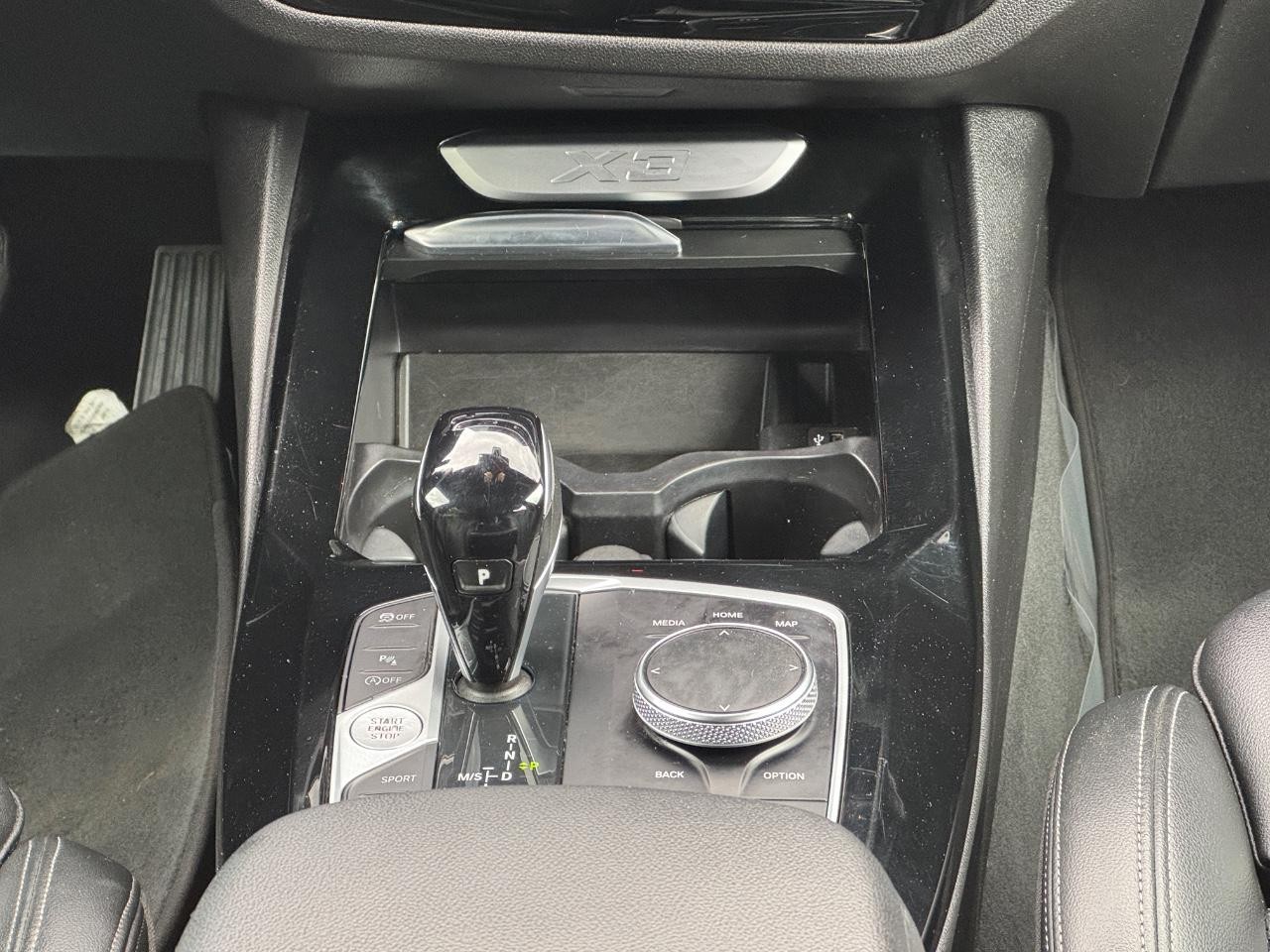 BMW X3 Vehicle Full-screen Gallery Image 18