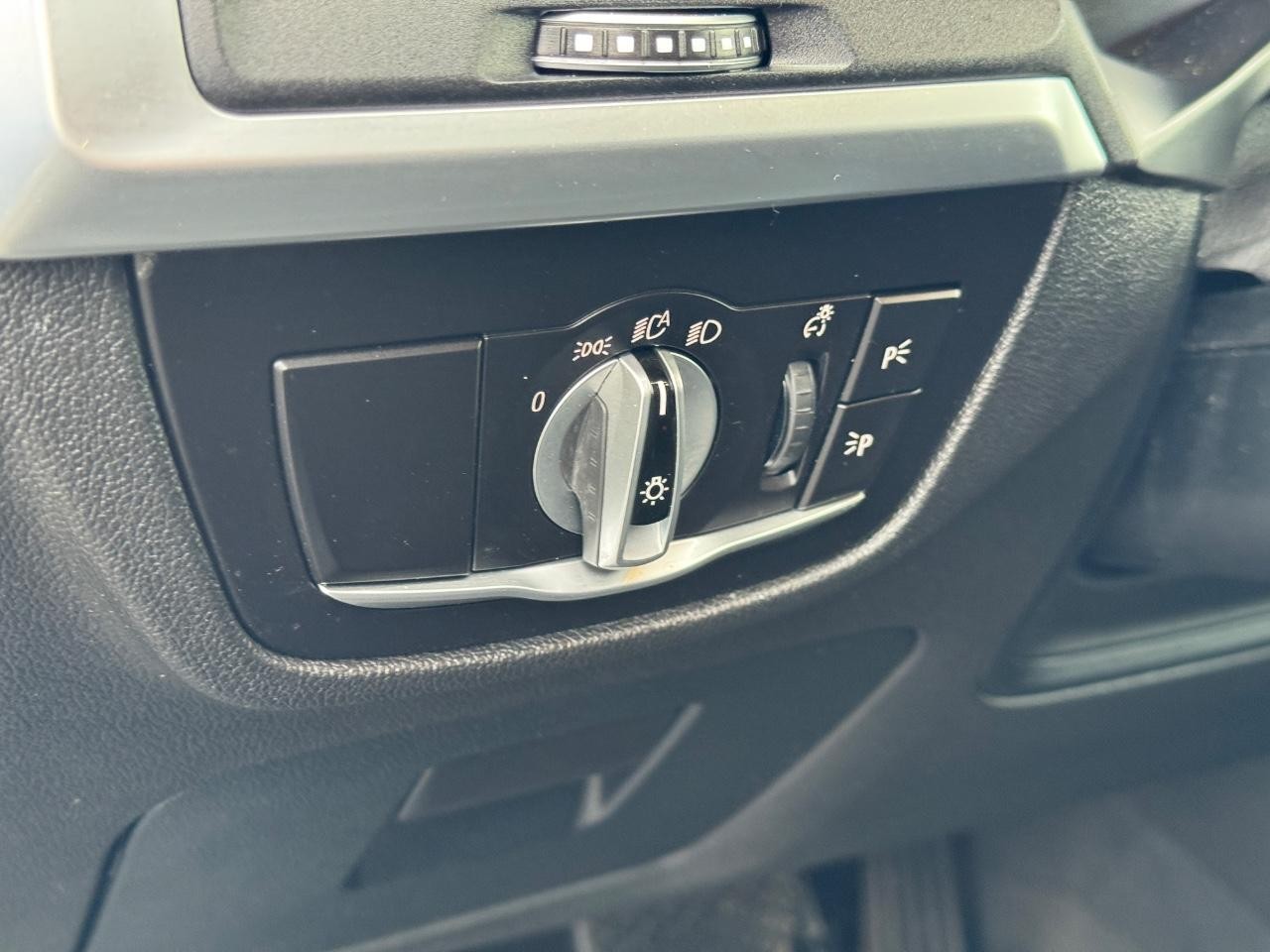 BMW X3 Vehicle Full-screen Gallery Image 21