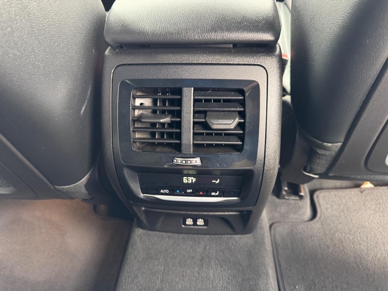 BMW X3 Vehicle Full-screen Gallery Image 22