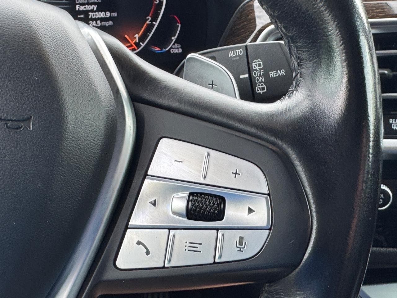 BMW X3 Vehicle Full-screen Gallery Image 25