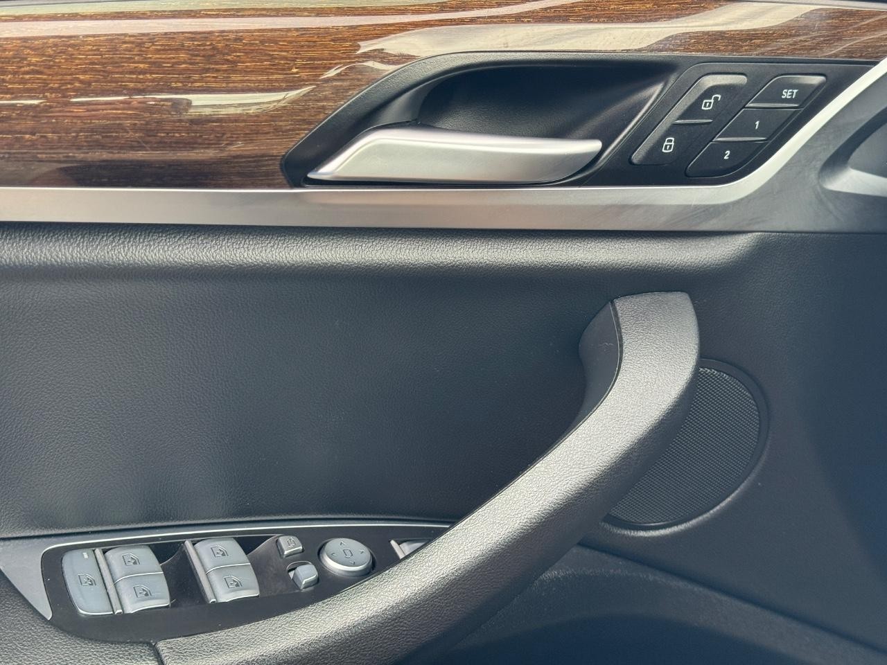 BMW X3 Vehicle Full-screen Gallery Image 26