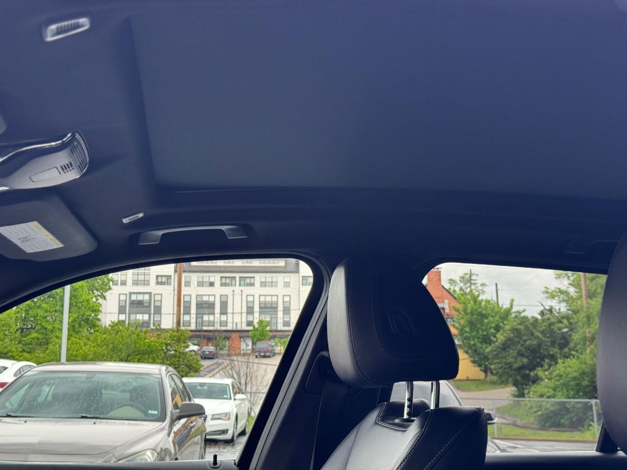 BMW X3 Vehicle Full-screen Gallery Image 31
