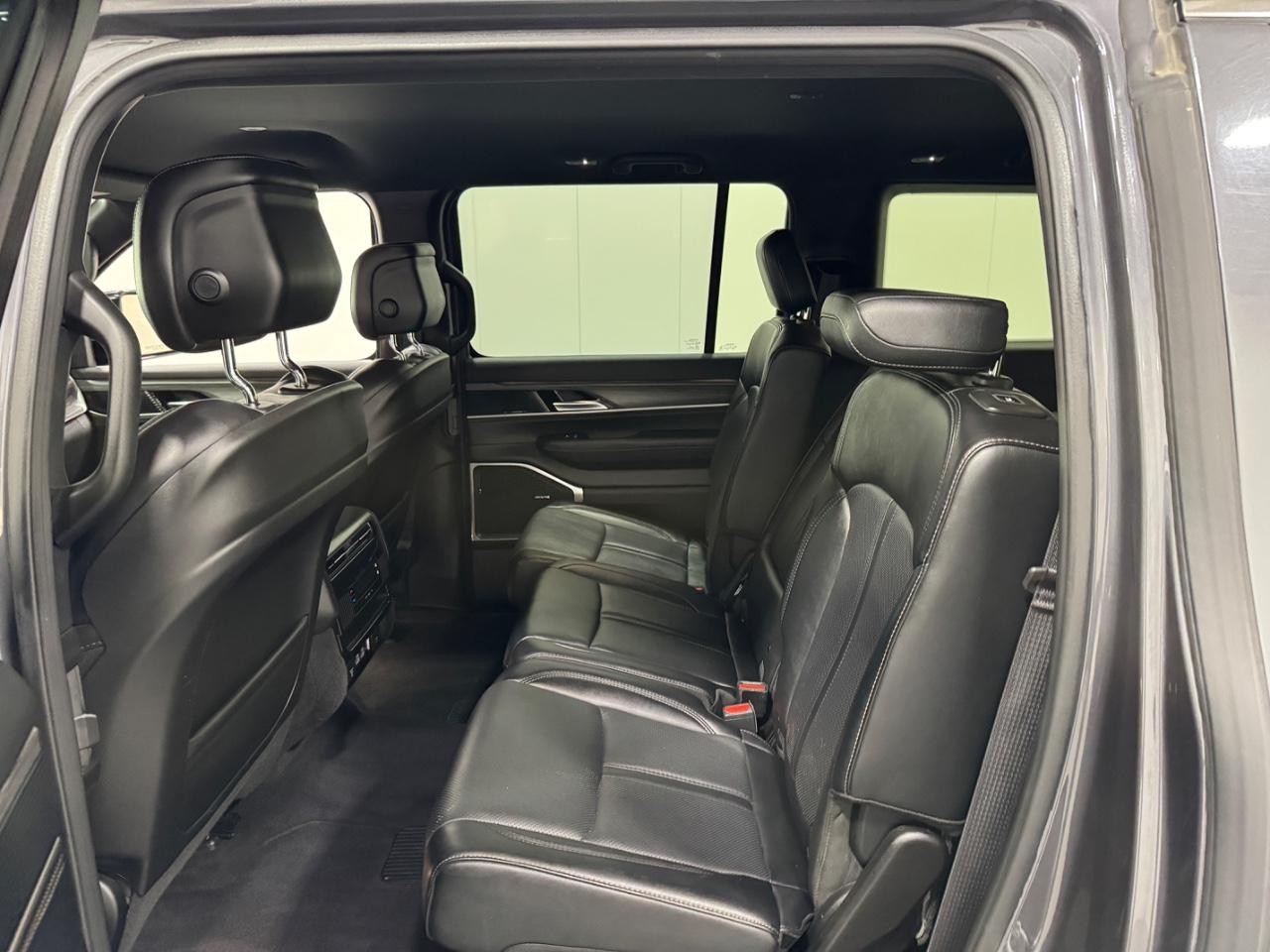 Jeep Wagoneer L Vehicle Full-screen Gallery Image 9