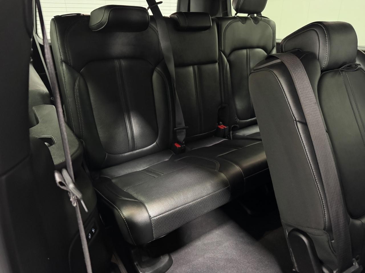 Jeep Wagoneer L Vehicle Full-screen Gallery Image 11