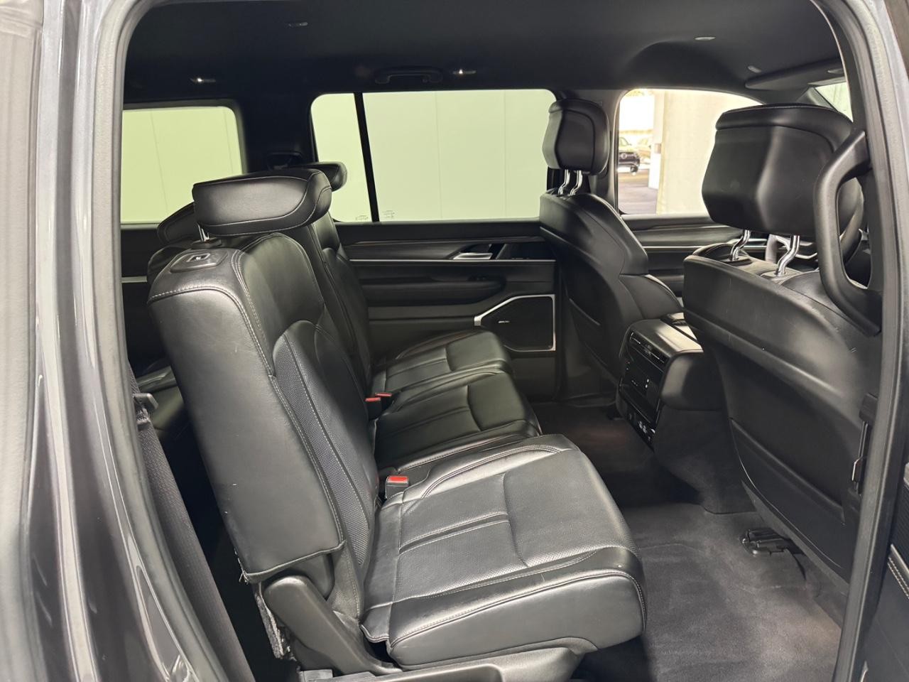 Jeep Wagoneer L Vehicle Full-screen Gallery Image 12