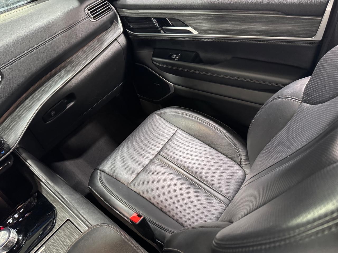 Jeep Wagoneer L Vehicle Full-screen Gallery Image 18