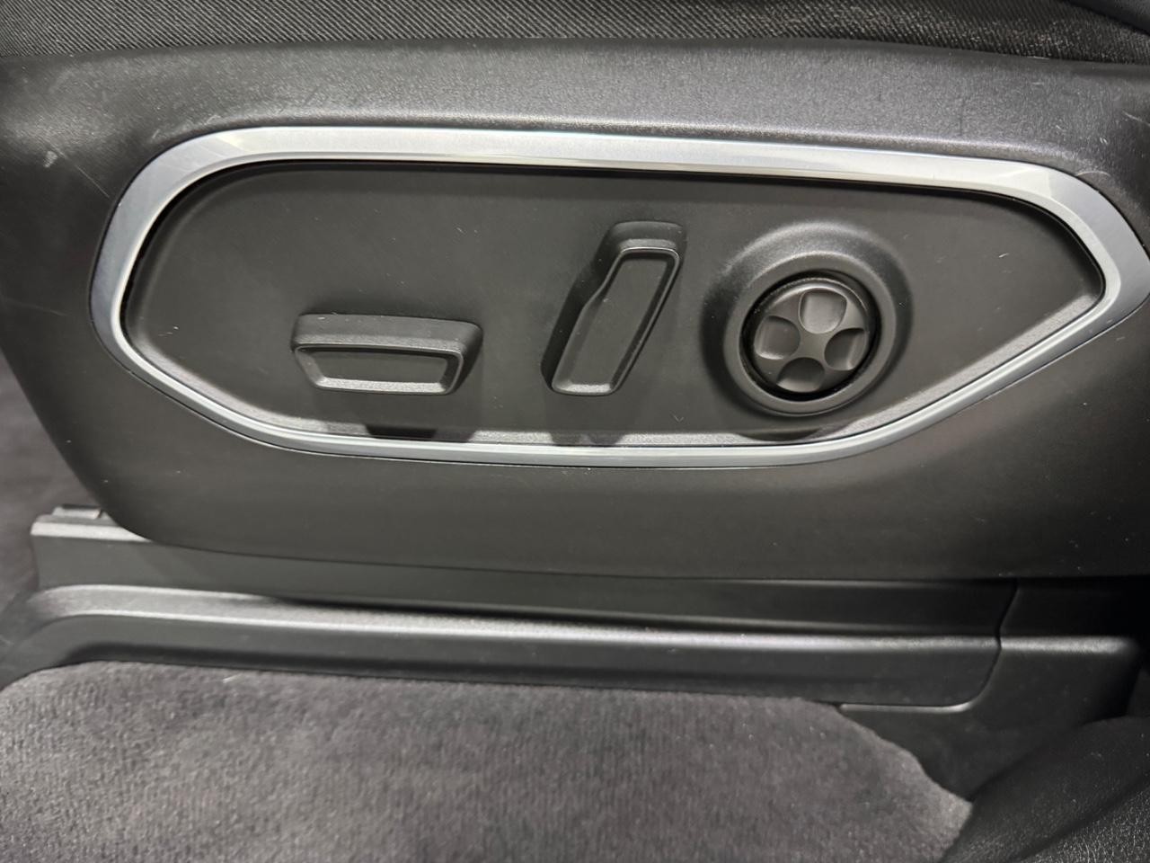 Jeep Wagoneer L Vehicle Full-screen Gallery Image 26
