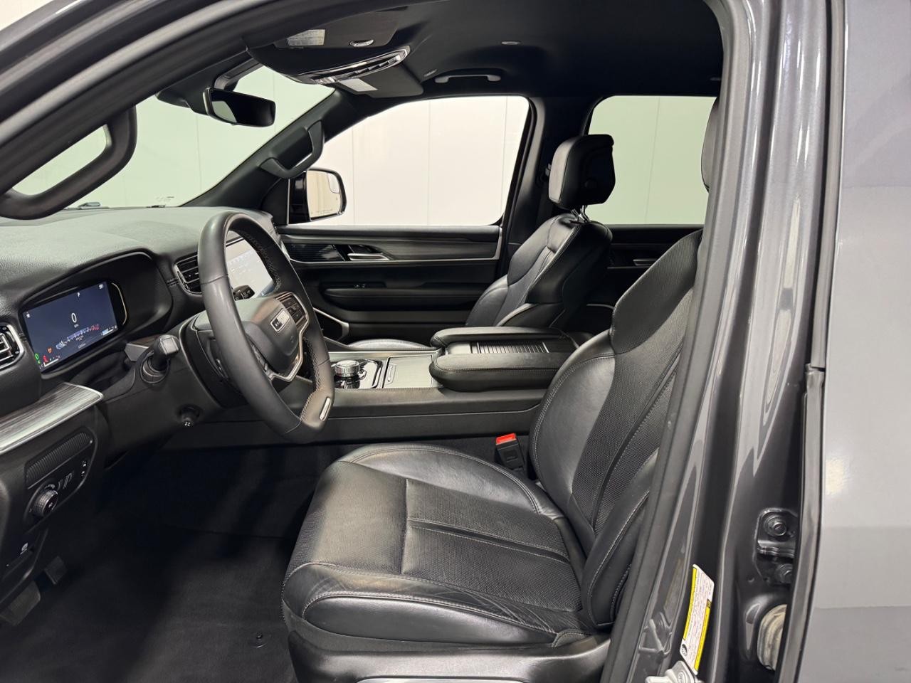 Jeep Wagoneer L Vehicle Full-screen Gallery Image 28