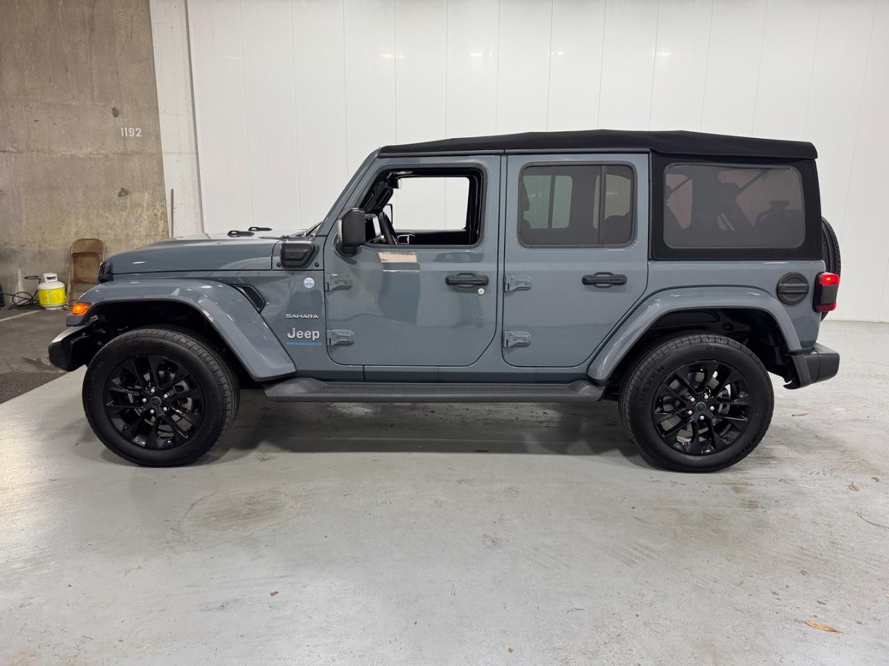 Jeep Wrangler 4xe Vehicle Full-screen Gallery Image 2