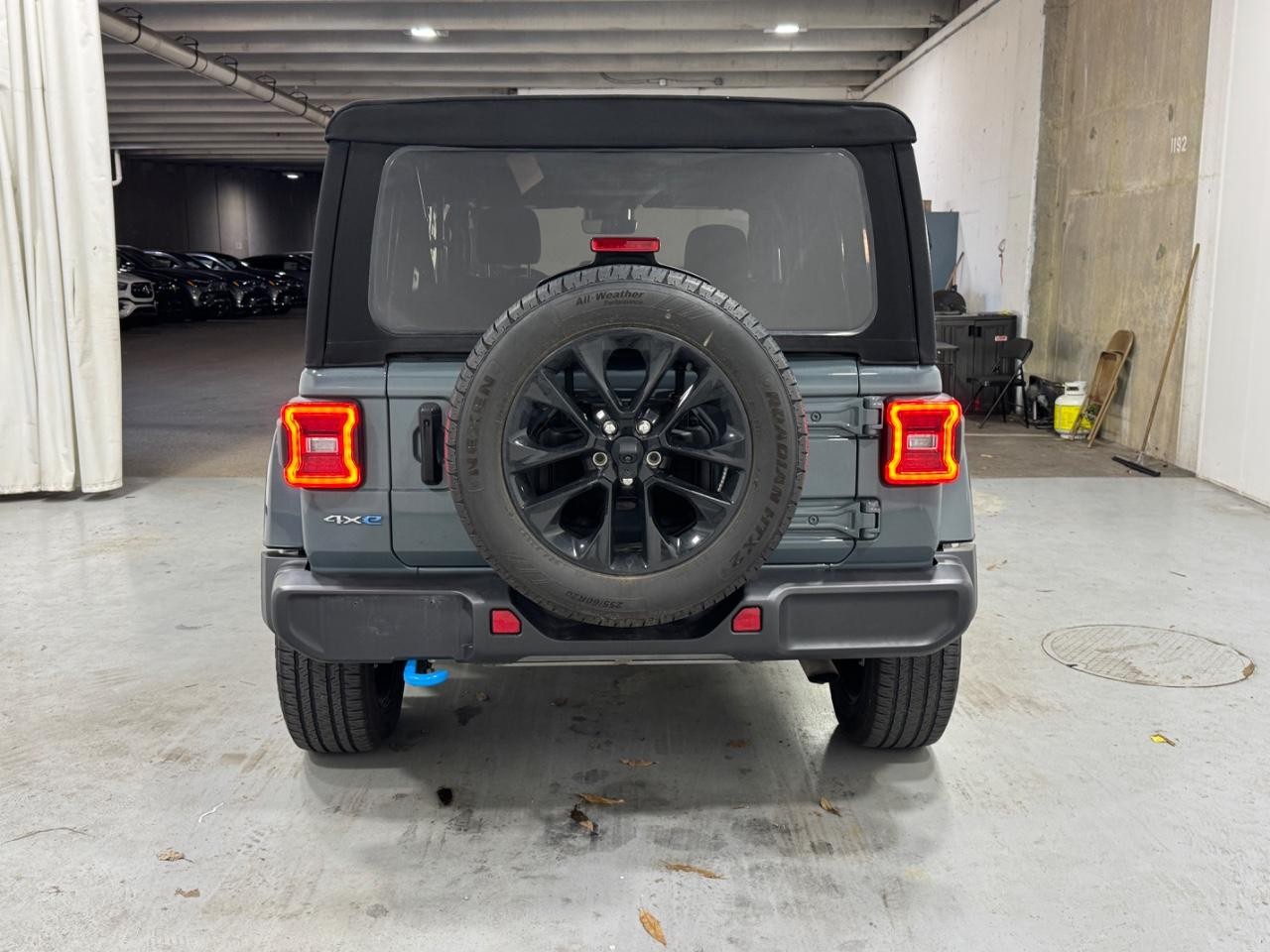 Jeep Wrangler 4xe Vehicle Full-screen Gallery Image 9