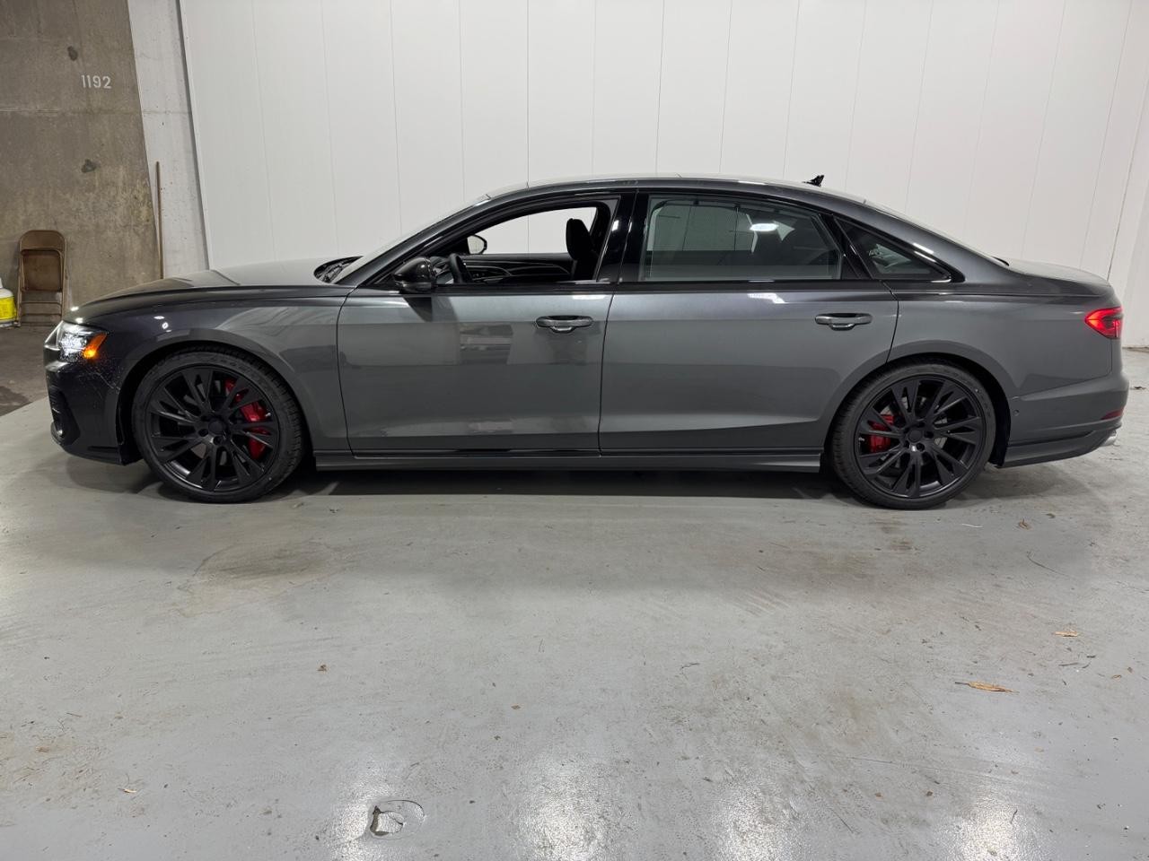 Audi S8 Vehicle Full-screen Gallery Image 2