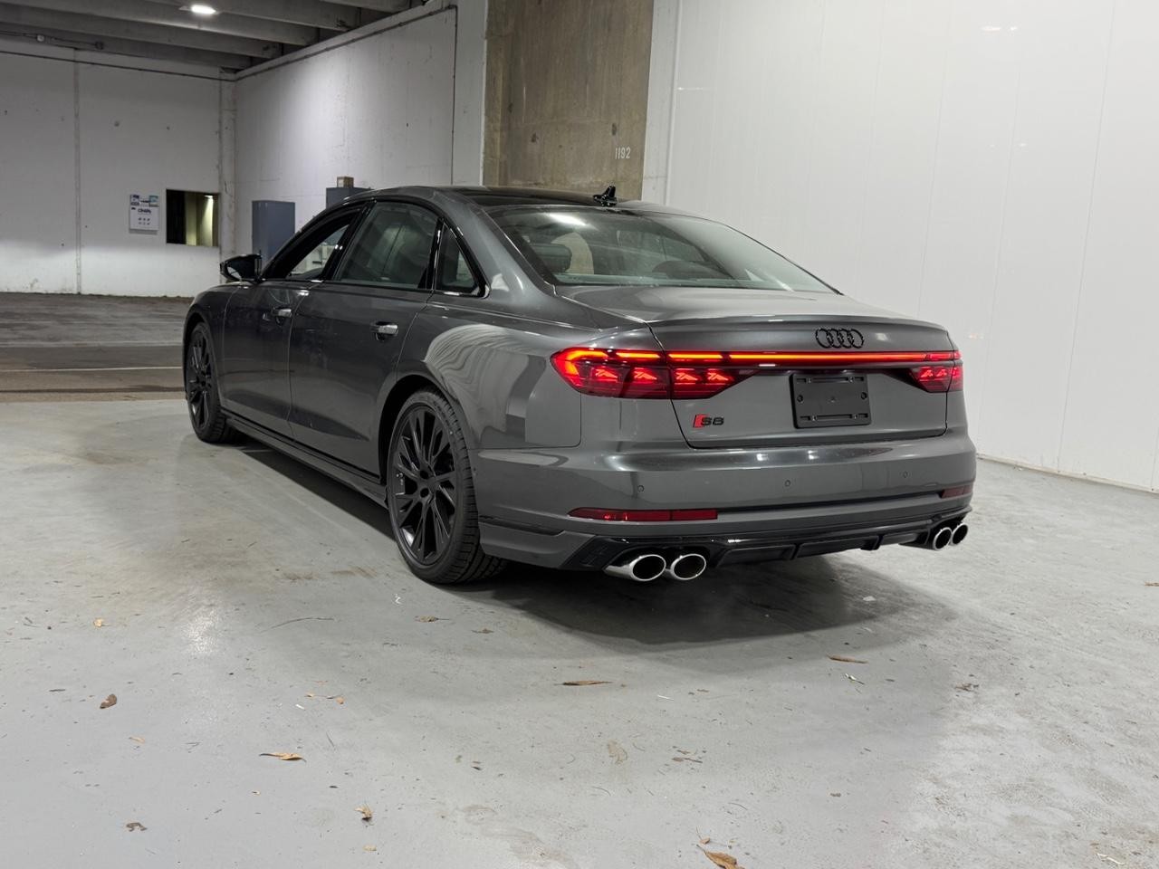 Audi S8 Vehicle Full-screen Gallery Image 3