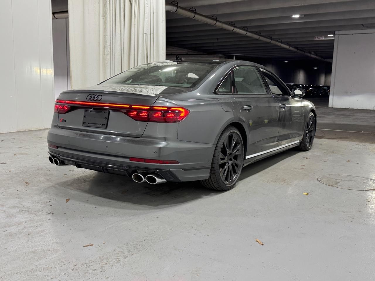 Audi S8 Vehicle Full-screen Gallery Image 4