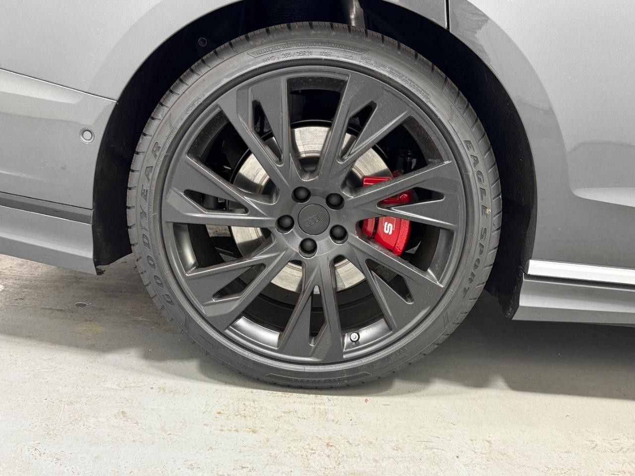 Audi S8 Vehicle Full-screen Gallery Image 5