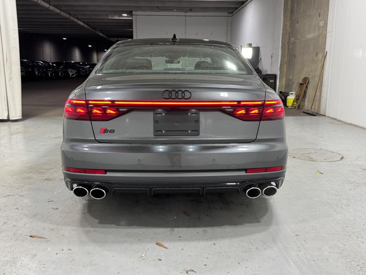 Audi S8 Vehicle Full-screen Gallery Image 9
