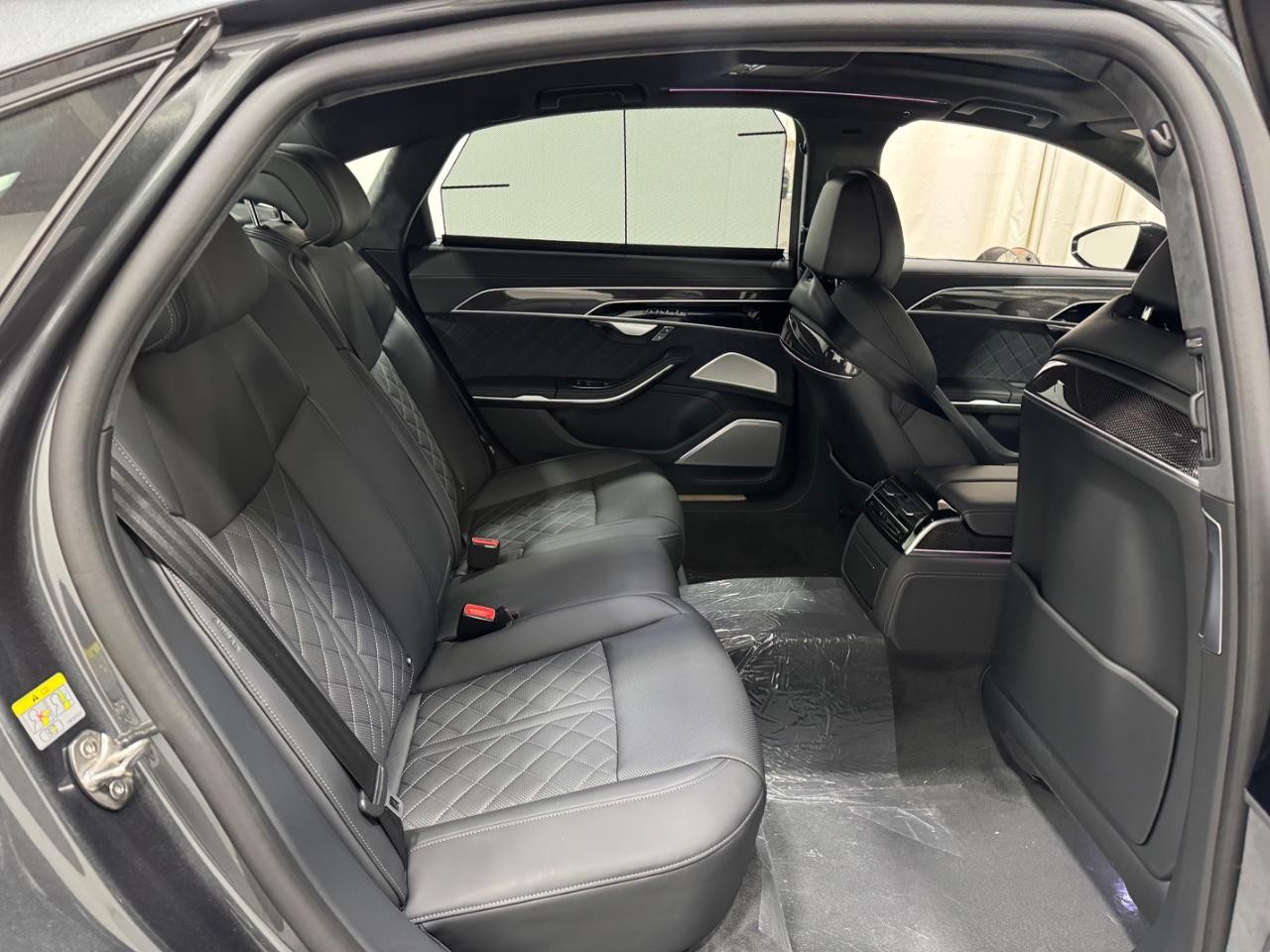 Audi S8 Vehicle Full-screen Gallery Image 10