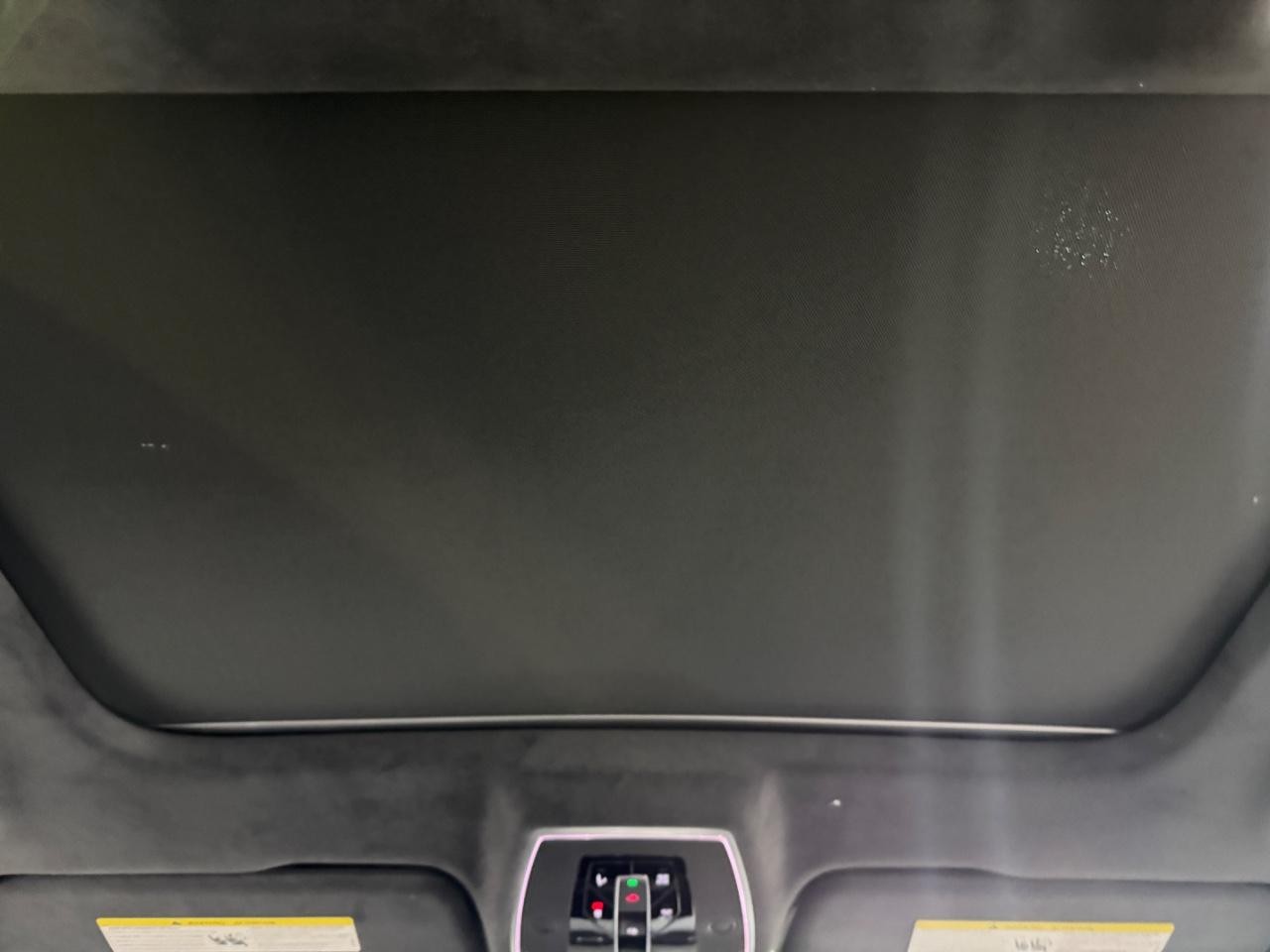 Audi S8 Vehicle Full-screen Gallery Image 11