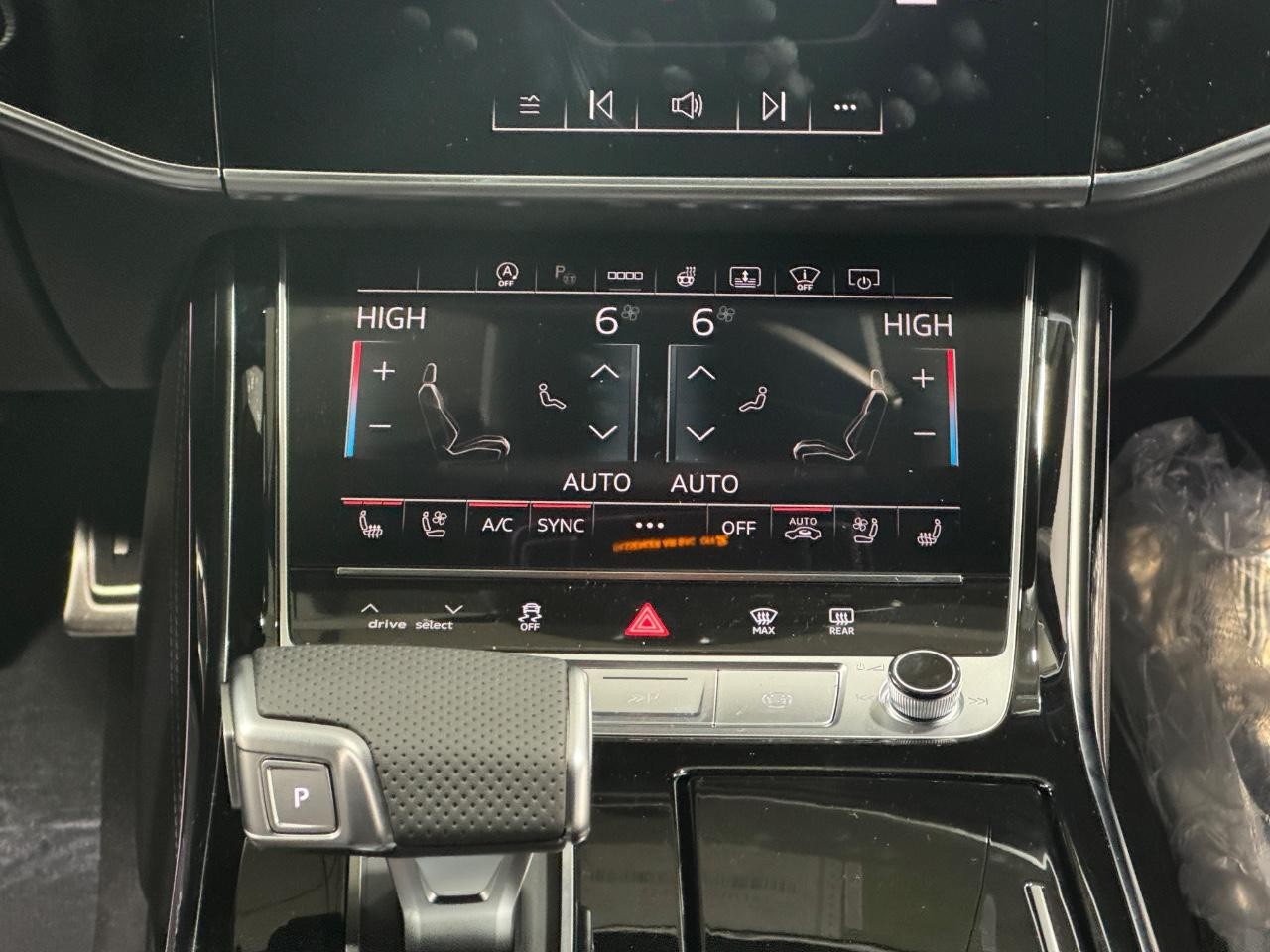 Audi S8 Vehicle Full-screen Gallery Image 15