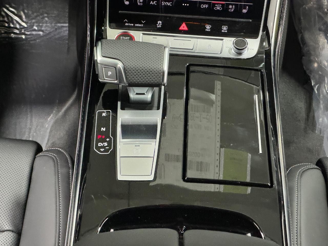 Audi S8 Vehicle Full-screen Gallery Image 16