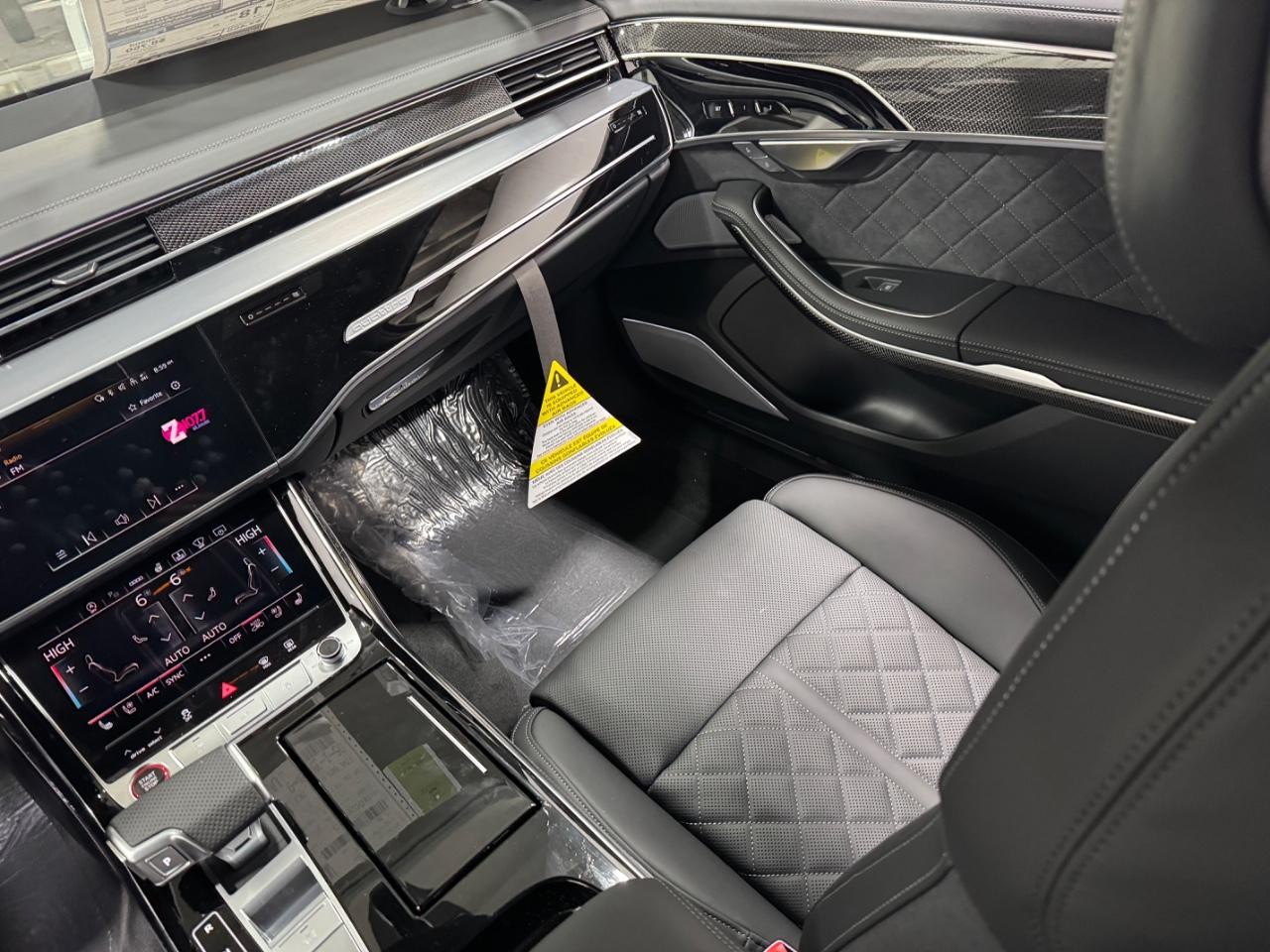 Audi S8 Vehicle Full-screen Gallery Image 17