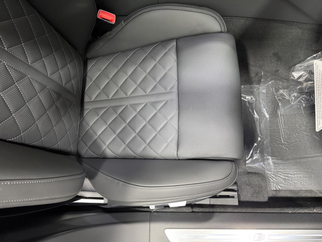 Audi S8 Vehicle Full-screen Gallery Image 19