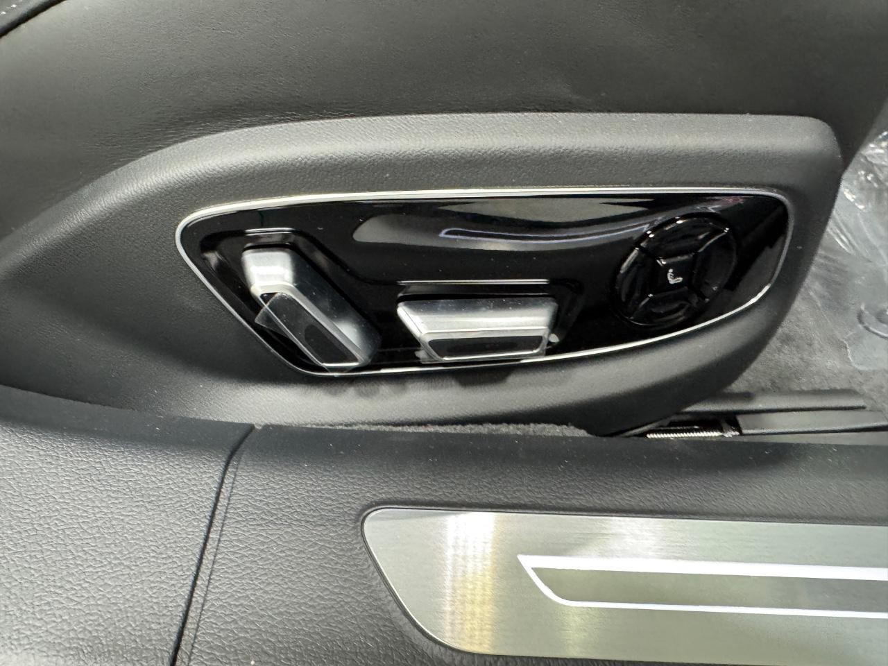 Audi S8 Vehicle Full-screen Gallery Image 20