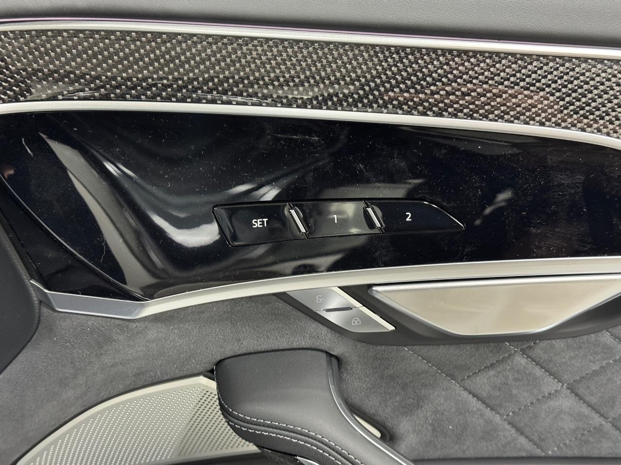 Audi S8 Vehicle Full-screen Gallery Image 21