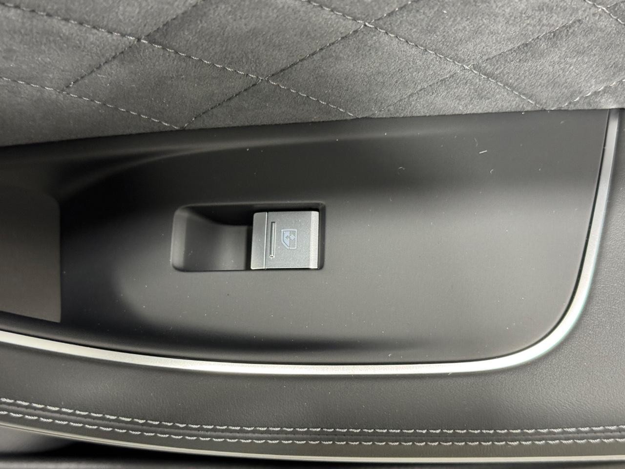 Audi S8 Vehicle Full-screen Gallery Image 22