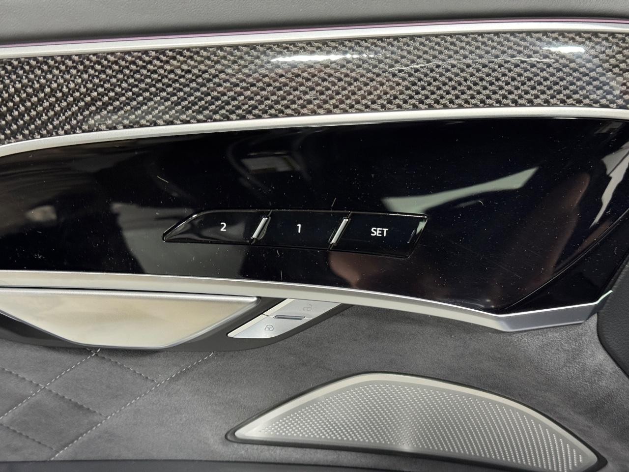 Audi S8 Vehicle Full-screen Gallery Image 23