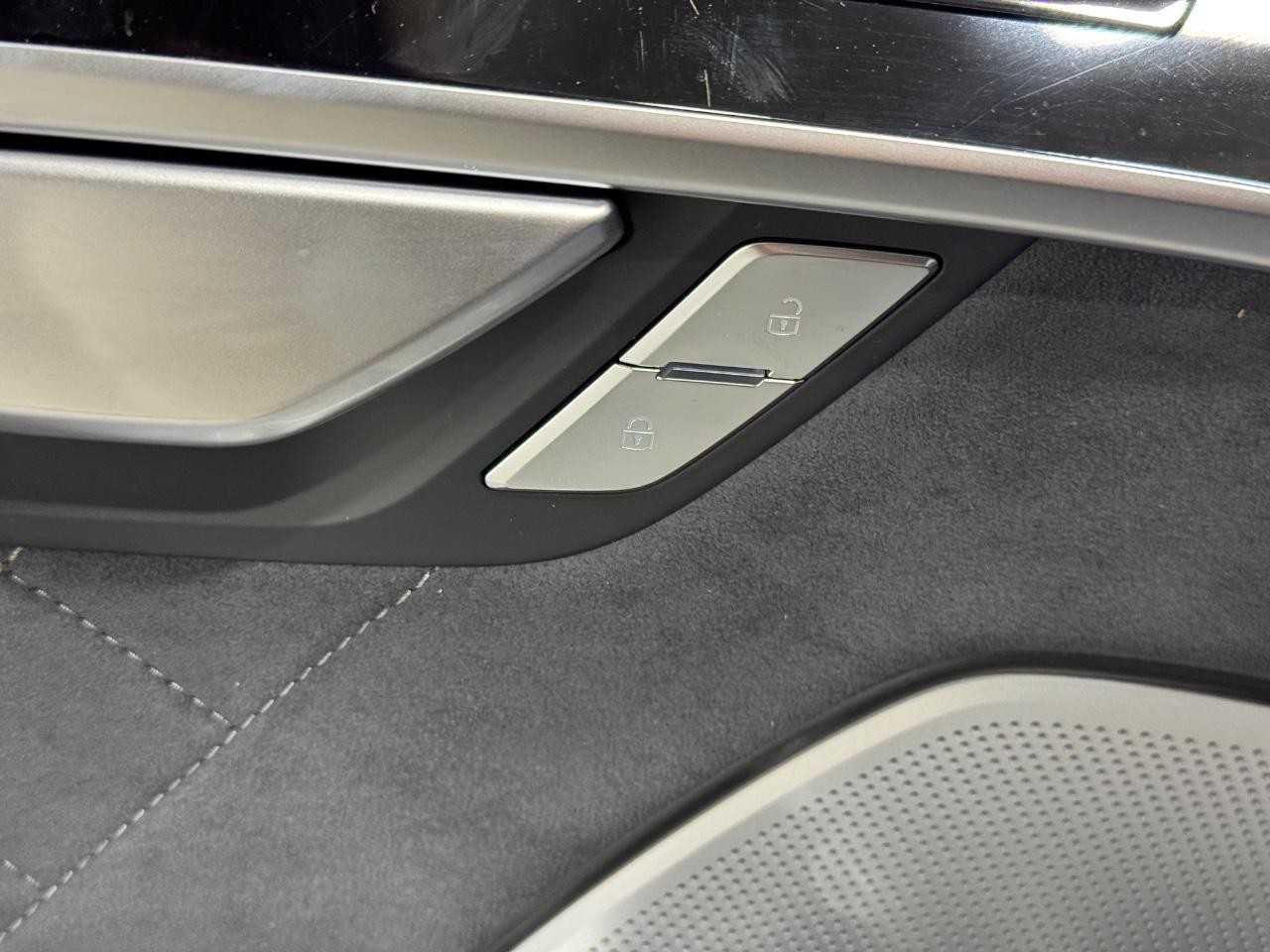 Audi S8 Vehicle Full-screen Gallery Image 24