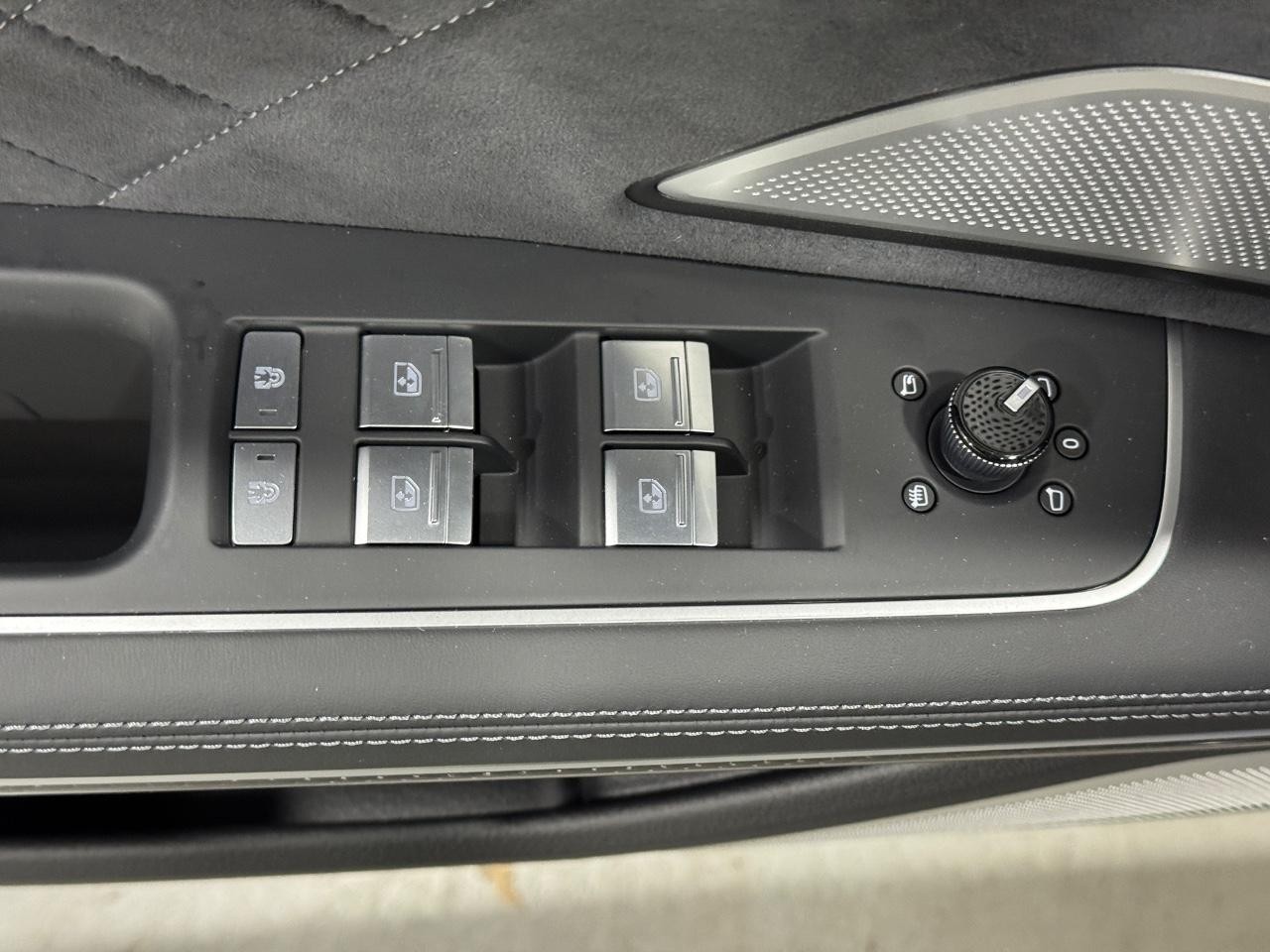 Audi S8 Vehicle Full-screen Gallery Image 25