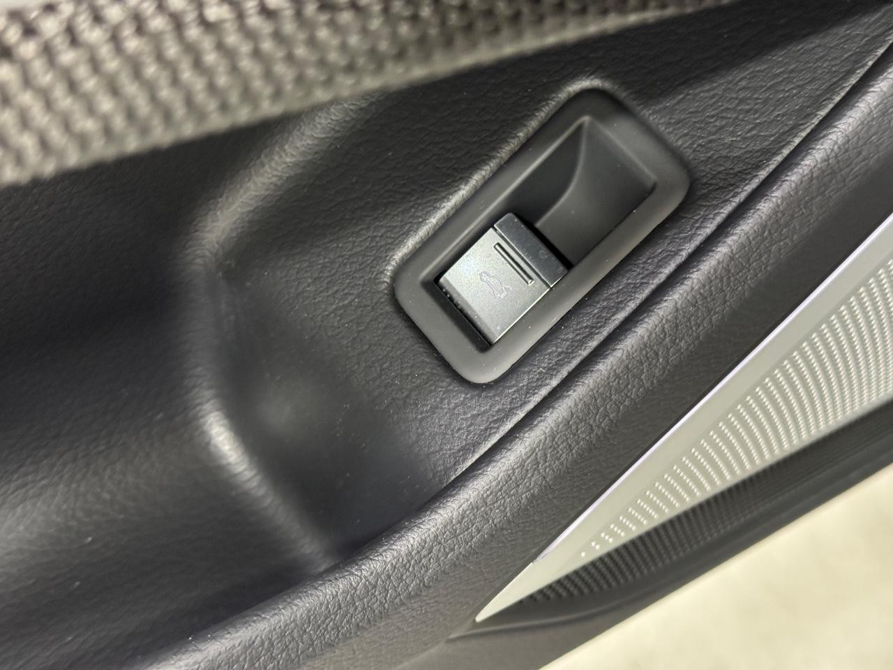 Audi S8 Vehicle Full-screen Gallery Image 26