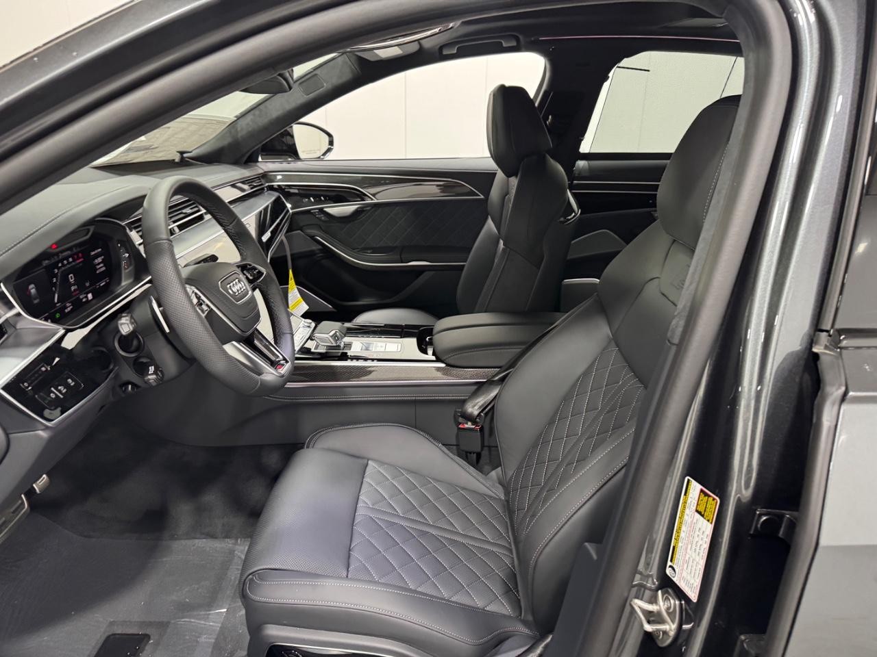 Audi S8 Vehicle Full-screen Gallery Image 27