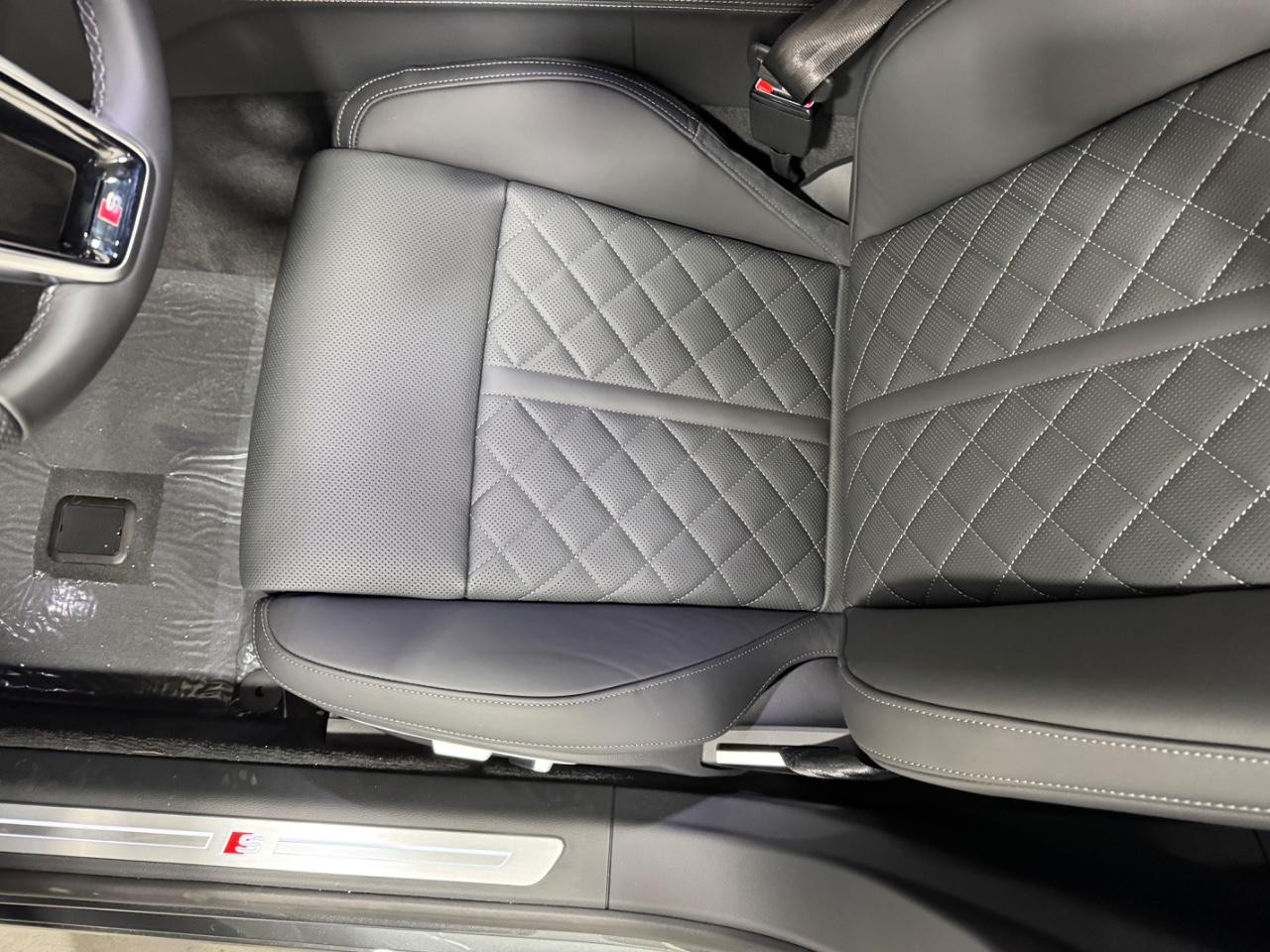 Audi S8 Vehicle Full-screen Gallery Image 28