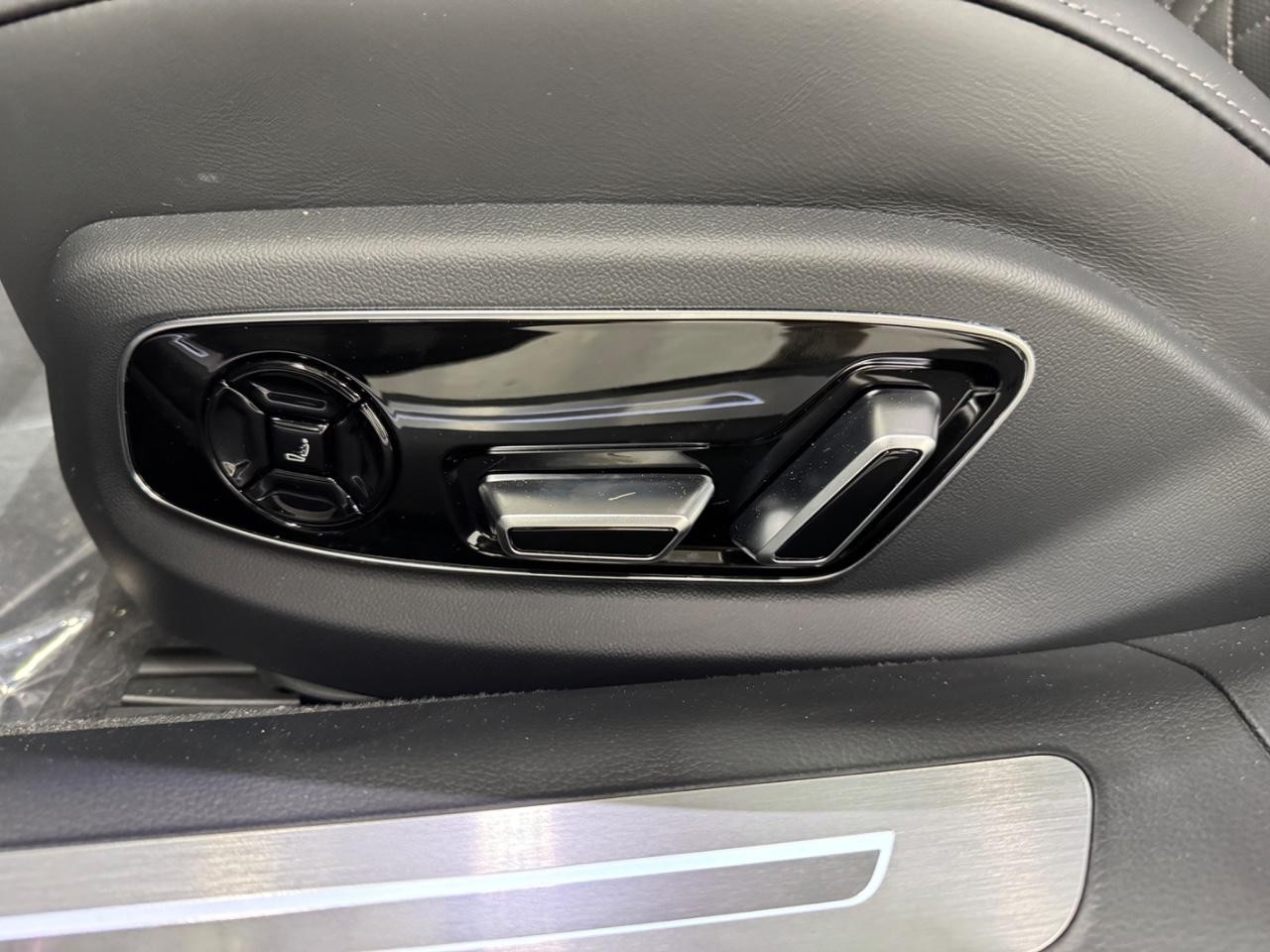 Audi S8 Vehicle Full-screen Gallery Image 29